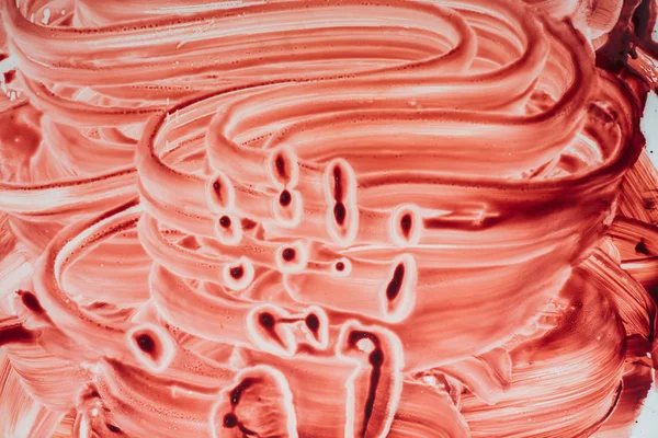 Крупный план размазанной текстуры крови с отпечатком руки на заднем плане — стоковое фото