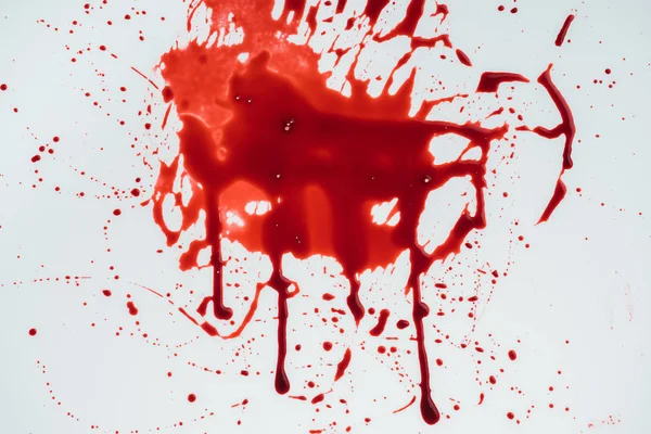 Vista superior de la mancha de sangre en la superficie blanca - foto de stock