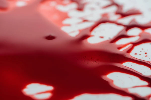 Primo piano colpo di macchia di sangue sulla superficie bianca — Foto stock