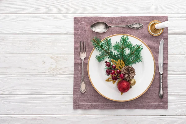 Acostado plano con plato, tenedor, cuchillo, cuchara cerca de copa de vino en la mesa servida con mantel - foto de stock