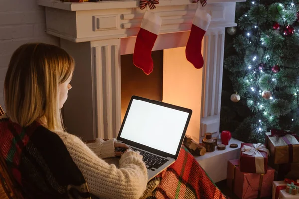 Jeune femme utilisant un ordinateur portable avec écran vierge au moment de Noël — Photo de stock