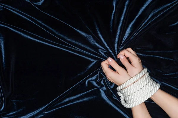 Nahaufnahme weiblicher Hände, die eng mit einem Seil verbunden sind — Stockfoto