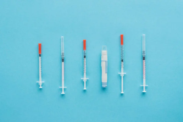 Top view of insulin syringes for diabetes on blue background — Stock Photo