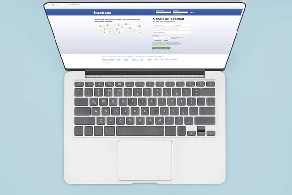 Vue du dessus de l'ordinateur portable avec ouvert facebook site isolé sur bleu clair — Photo de stock