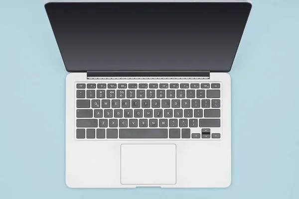 Вид зверху на ноутбук з порожнім екраном ізольовано на світло-блакитному — стокове фото