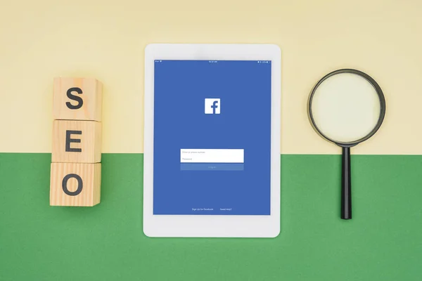 Ansicht des digitalen Tablets mit geöffneter Facebook-App — Stockfoto