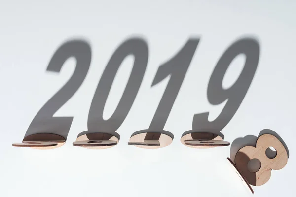 Vista superior de números de madera con sombra sobre fondo blanco que simboliza el cambio de 2018 a 2019 — Stock Photo
