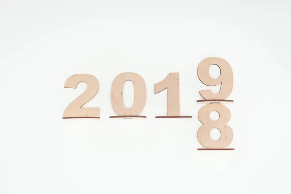 Ansicht von Holzzahlen mit Datum, das den Wandel von 2018 auf 2019 symbolisiert, isoliert auf weiß — Stockfoto