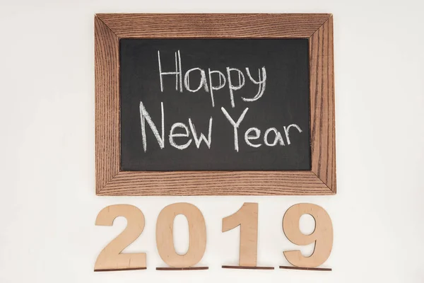 Vista superior del texto 'feliz año nuevo' en pizarra con fecha 2019 de madera contrachapada aislada en blanco — Stock Photo