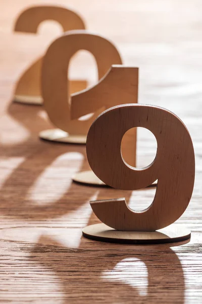 Foco seletivo de 2019 data feita de números de madeira compensada com sombras na mesa de madeira — Fotografia de Stock