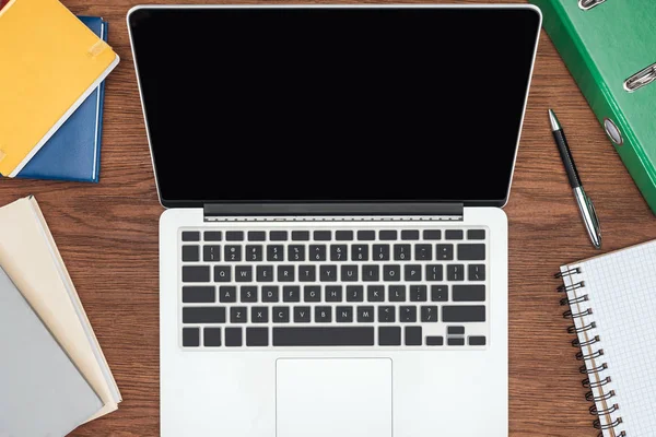 Vista superior do laptop com tela em branco na mesa de escritório de madeira — Fotografia de Stock