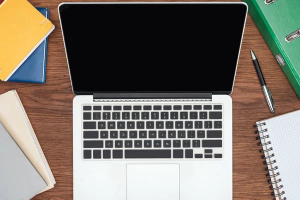 Top view of laptop with blank screen on wooden office desk — Stock Photo