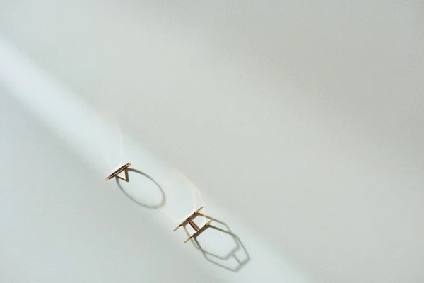Vista superior de dos hermosos anillos de lujo en superficie blanca con luz solar - foto de stock