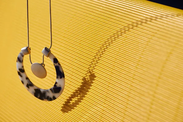 Hermoso collar de lujo en la superficie de rayas amarillas - foto de stock