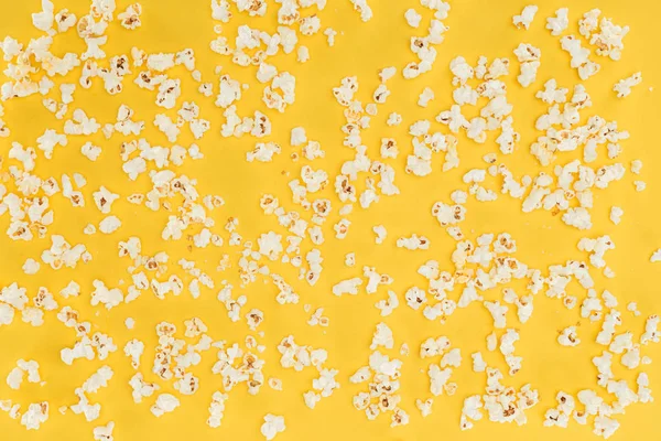 Seamless pattern of fresh tasty popcorn isolated on yellow — Stock Photo