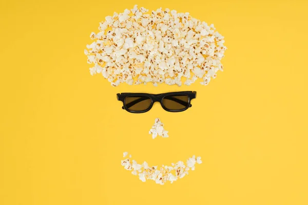 Verres 3D stéréoscopiques et pop-corn frais isolés sur jaune — Photo de stock