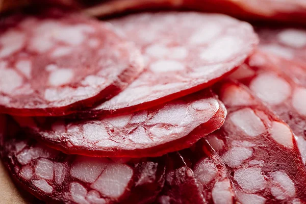 Vista de cerca del delicioso salami en rodajas de grasa - foto de stock