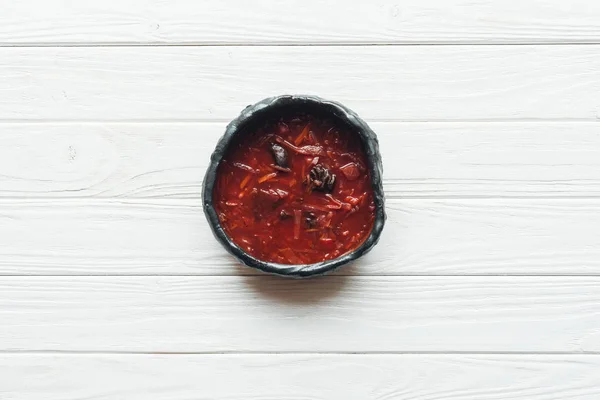 Ansicht der traditionellen Rote-Bete-Suppe in Schale auf weißem Holzgrund — Stockfoto
