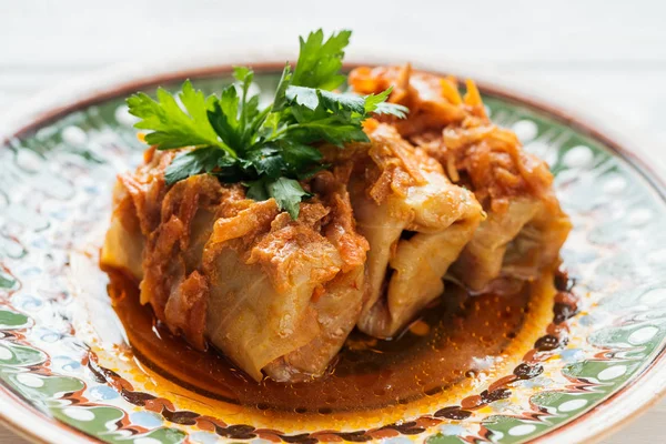 Primer plano de rollos de col rellenos tradicionales en el plato con adorno — Stock Photo