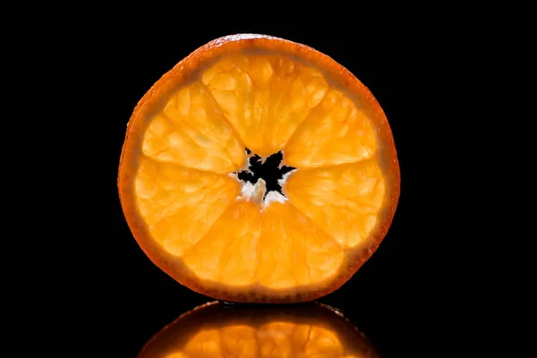 Fatia de laranja madura fresca isolada em preto — Fotografia de Stock