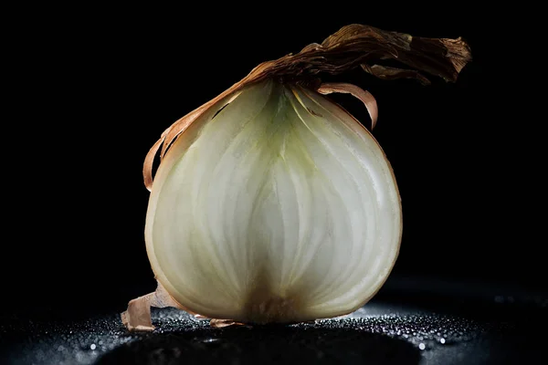 Scheibe rohe Zwiebel mit Wassertropfen auf schwarzem Hintergrund — Stockfoto