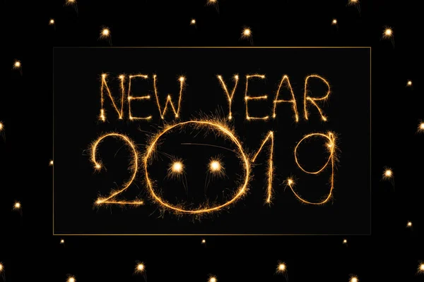 Nahaufnahme von 2019 New Year Light Schild auf schwarzem Hintergrund — Stockfoto