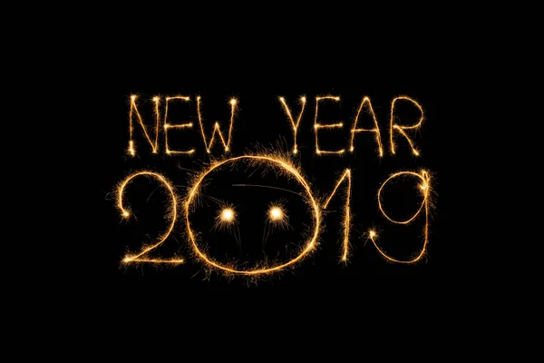 Nahaufnahme von 2019 New Year Light Schild auf schwarzem Hintergrund — Stockfoto