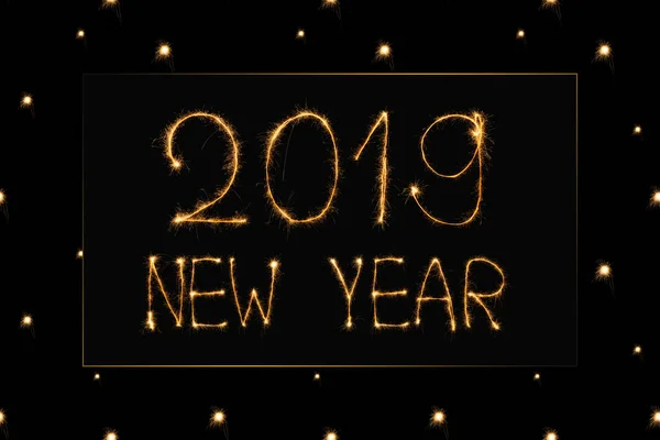 Закрытый вид новогоднего светового знака 2019 года на черном фоне — стоковое фото