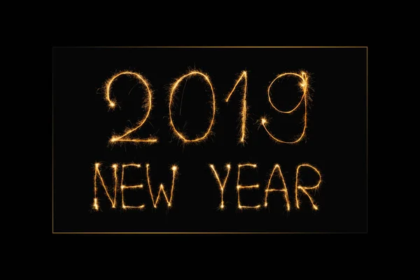 Nahaufnahme von 2019 New Year Light Schild auf schwarzem Hintergrund — Stockfoto