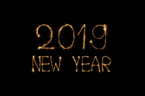 Крупним планом вид на новорічний світловий знак 2019 року на чорному фоні — стокове фото