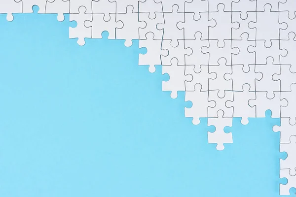 Flache Lage mit weißen Puzzleteilen auf blauem Hintergrund — Stockfoto