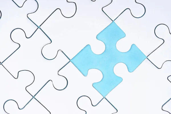 Full frame of white puzzles arrangement on blue backdrop — Stock Photo