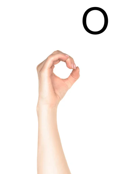 Vue partielle de la femme montrant la lettre latine - O, langage sourd et muet, isolé sur blanc — Photo de stock