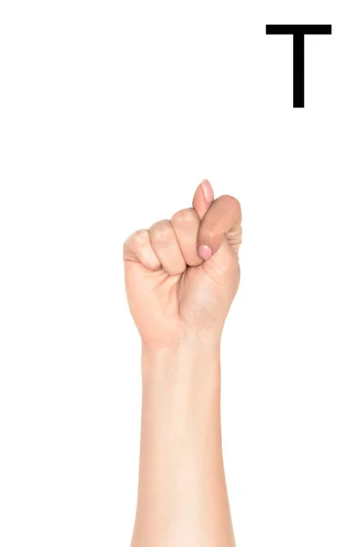 Обрезанный вид женской руки с латинской буквой - T, глухой и немой язык, изолированный на белом — стоковое фото