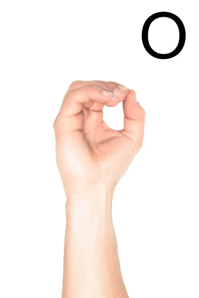 Обрізаний вид чоловічої руки, що показує латинську літеру - O, глуха і німа мова, ізольована на білому — стокове фото