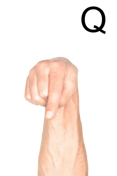 Vista recortada de la mano masculina que muestra la letra latina - Q, lenguaje sordo y mudo, aislado en blanco - foto de stock