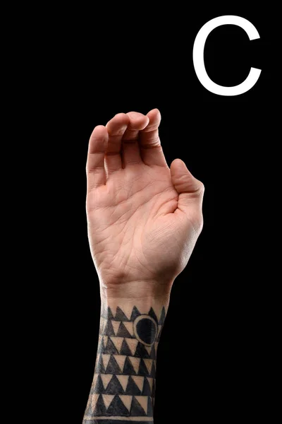 Tätowierte Hand mit lateinischem Buchstaben - c, Zeichensprache, isoliert auf schwarz — Stockfoto