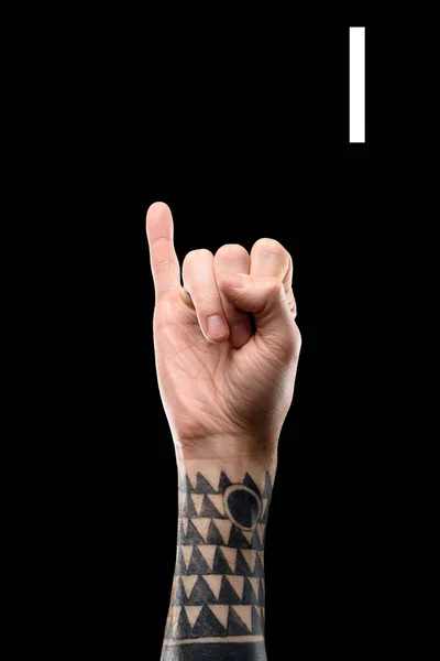 Mano tatuata che mostra lettera latina - I, lingua dei segni, isolato su nero — Foto stock