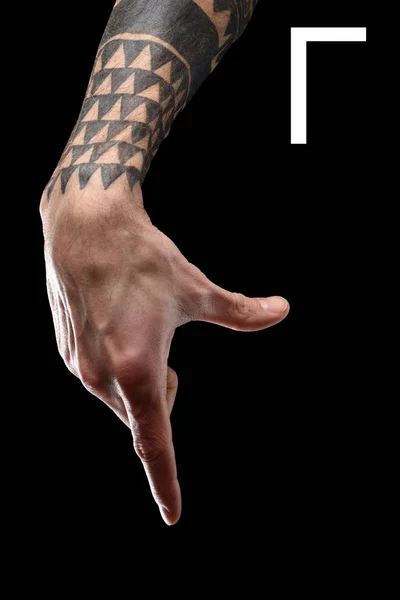 Lenguaje de señas con mano masculina tatuada y letra cirílica, aislado en negro - foto de stock