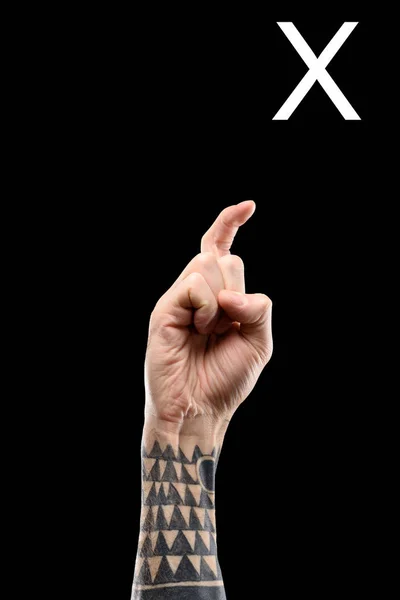 Mano tatuata che mostra lettera cirillica, linguaggio dei segni, isolato su nero — Foto stock
