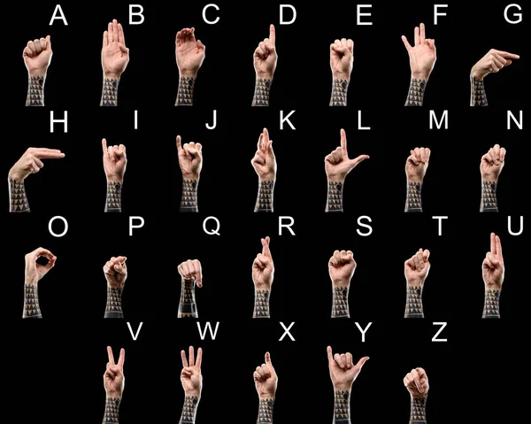 Serie di linguaggio sordo e muto con mani maschili tatuate e alfabeto latino, isolato su nero — Foto stock