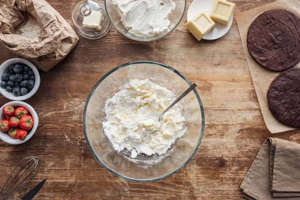 Vista dall'alto degli ingredienti per cucinare deliziosa torta dolce fatta in casa sul tavolo di legno — Foto stock