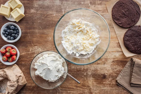 Vue du dessus des ingrédients pour la pâte et la crème sur la table en bois — Photo de stock