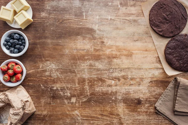 Верхний вид деревянного стола с ингредиентами для сладкого домашнего торта — стоковое фото