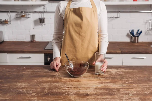 Section milieu de la femme dans tablier et ingrédients pour gâteau maison sucré gastronomique dans la cuisine — Photo de stock