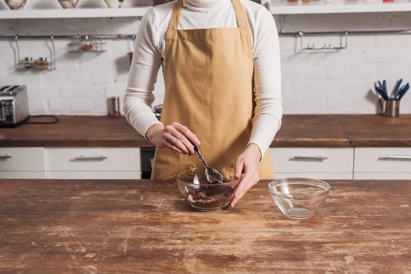 Parte média da mulher em avental misturando ingredientes e preparando bolo doce gourmet — Fotografia de Stock