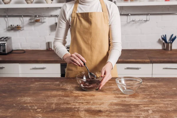 Mittelteil der Frau in Schürze mixt Zutaten und bereitet Gourmet-Kuchen zu — Stockfoto