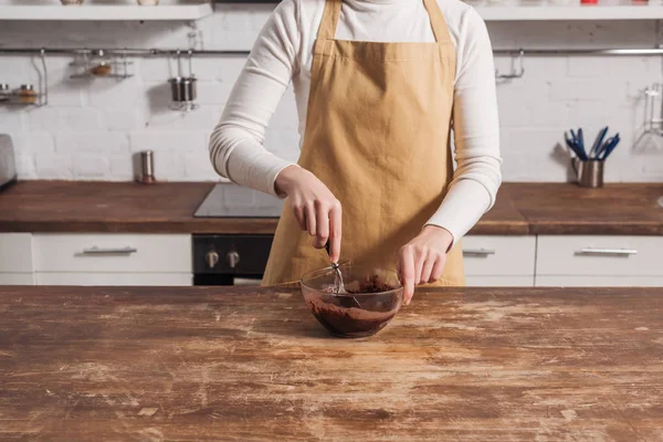 Обрізаний знімок жінки в фартусі готує тісто для гастрономічного домашнього торта на кухні — стокове фото