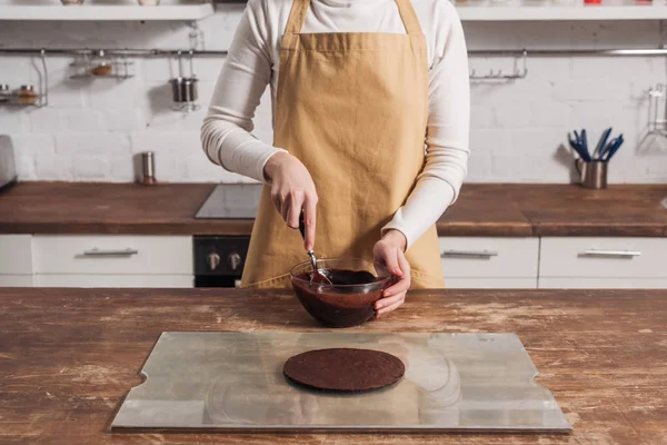 Seção meio de mulher em avental preparando massa para delicioso bolo na cozinha — Fotografia de Stock