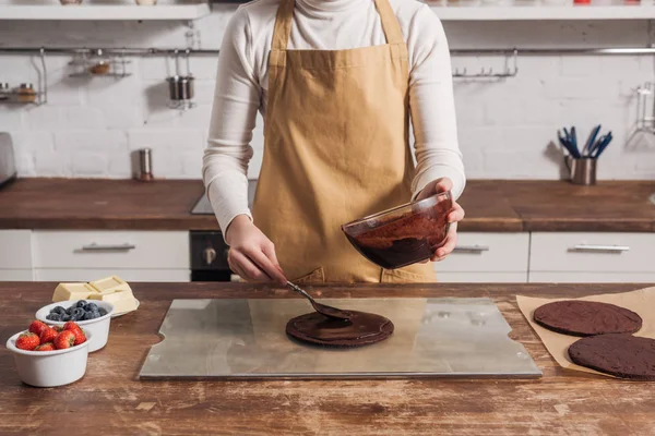 Seção meio de mulher no avental preparando bolo doce gourmet na cozinha — Fotografia de Stock
